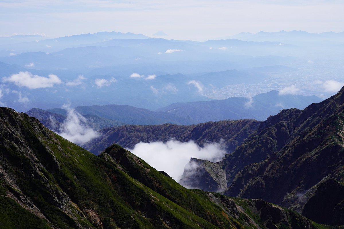この秋に登った唐松岳は、飛騨山脈の眺めが良かった。
ズームインすると槍ヶ岳・奥穂高岳、薬師岳・立山連峰が連なる。
北側には富山の街が遠望できた。
振り返ると八ヶ岳〜南アルプスのシルエット▼