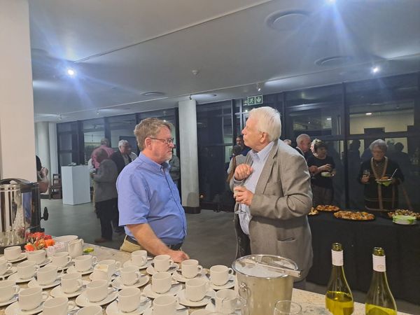 Dr Conrad Steenkamp het gisteraand die 52ste Hertzoggedenklesing gelewer by die Akademiekantoor in Pretoria. Die JBM Hertzoggedenklesingboekie waarin die lesing gepubliseer is, is te koop teen R100. Stuur asseblief 'n e-pos aan linda@akademie.co.za (Foto's verskaf deur die SAAWK)