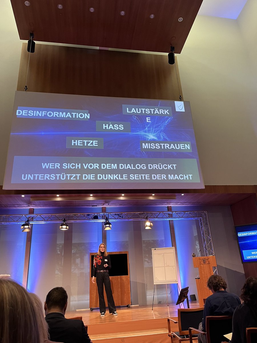 Eindrucksvolles Plädoyer für Community Management von Vivian Pein „Überlasst den digitalen Raum nicht den falschen Leuten“ „Haltet eure Kommentarspalten sauber!“ #Politoscope #SocialMedia #Behördenkommunikation #Demokratie