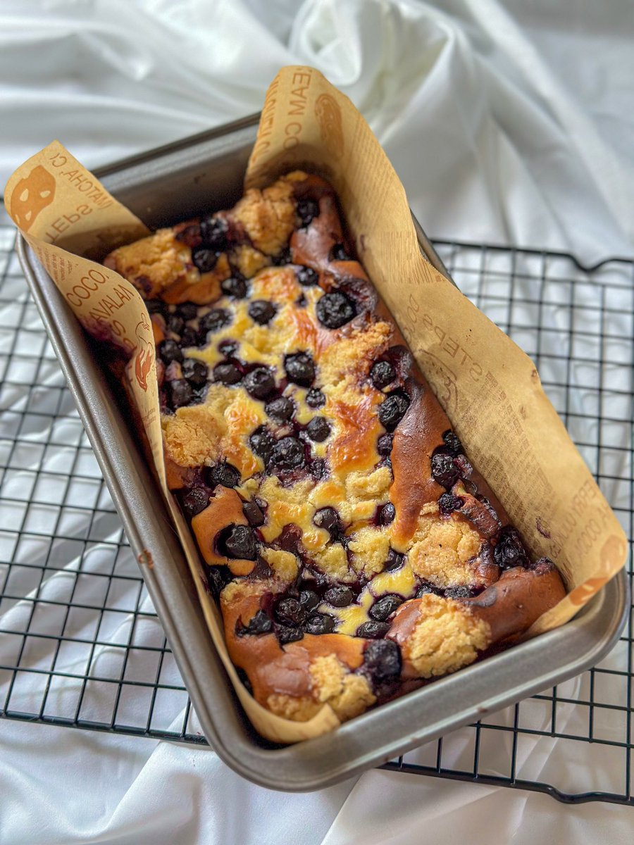 Shanazwardhana's tweet photo. Loaf pan basque burnt cheesecake with blueberry and crumble topping 🫐💜 #nanazrecipe 

Recipe:
340gr cream cheese (room temp)
215ml double cream (dairy)
2 eggs
1 egg yolk
90gr castor sugar
1,5 tbsp vanilla extract
1tbsp lemon juice
1 tsp lemon zest

220-240C
28-30 minutes https://t.co/gKssroxOC4