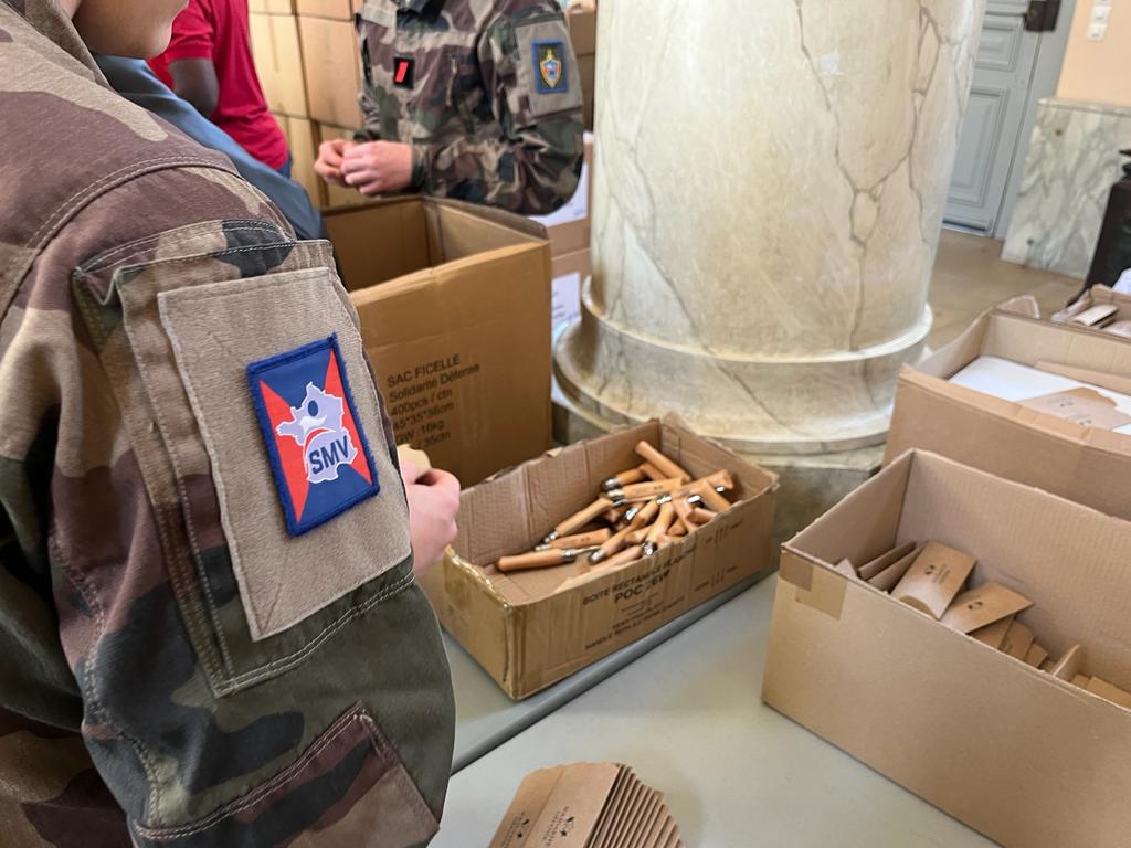 #OpérationcolisdeNoël | Solidarité Défense 👈 Un groupe du SMV renforce les équipes de l'association @SolidariteDef pour l'opération colis de Noël au profit des militaires déployés en opérations. @armeeszne #SMV #AvenirPrometteur #Engagement #1RSMV