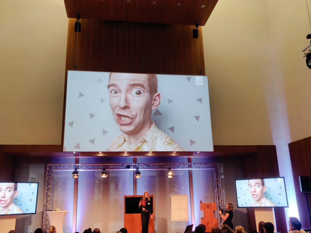 Symbolbild Community-Management von Behörden &amp; Politik - aus Sicht von <a href="/VivianPein/">Vivian Pein</a> 😮 Auf dem #Politoscope Barcamp. 

Impulse: 
🔐 Macht Kommentarspalte zum sicheren Ort
🤝 Bleibt sachlich (Keine Ironie!)
📢 Formuliert einfach 
🎯 Fokus auf "gute Kommentare"
☠️ Selbstfürsorge