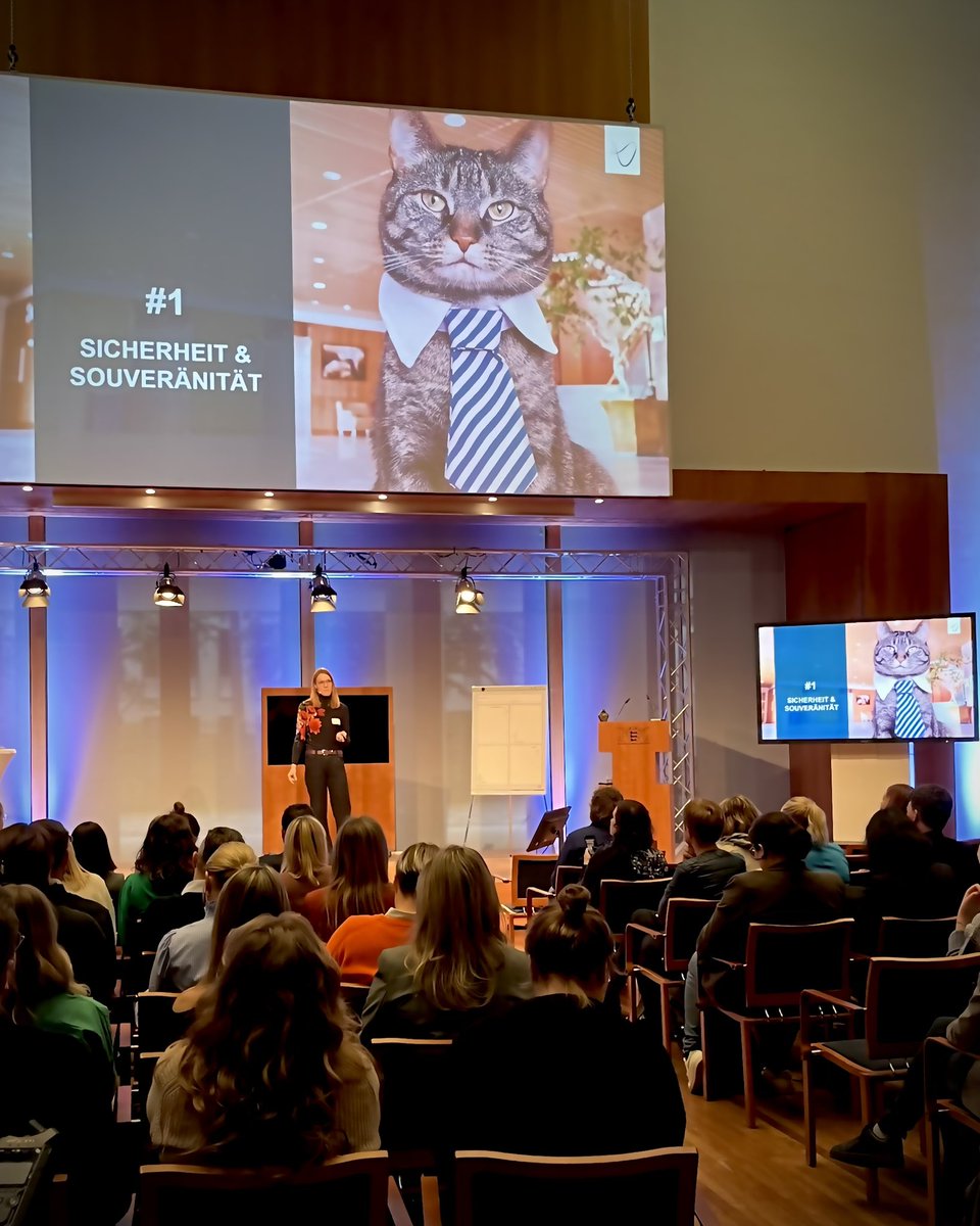 Katzen — immer noch ein Hitgarant in der Internetkommunikation. Noch mehr Hitgaranten gibt’s heute beim #Politoscope-Barcamp: u.a. <a href="/wahl_beobachter/">Martin Fuchs 🦊</a> <a href="/davidermes/">David Ermes</a> <a href="/badrulbudur/">badrulbudur</a> <a href="/lind_die/">Linda Dietze</a> @jurischnoeller sowie <a href="/HendrikWuest/">Hendrik Wüst</a> &amp; Winfried Kretschmann. Kooperation von <a href="/landnrw/">Staatskanzlei NRW</a> 🤝@thelaend.