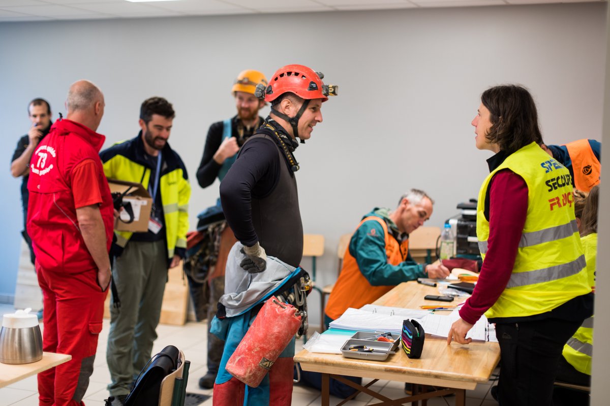 Prefet73's tweet photo. #Exercice | Retour en images sur l’intervention de secours en milieu souterrain réalisée dans le Creux de la Cavale, qui simulait le sauvetage d’une personne blessée dans la cavité. 🎯 Tester les coordination des différents services de secours et de sécurité. 📍Les Déserts 
👇1/7 https://t.co/d8yz7pBj3m