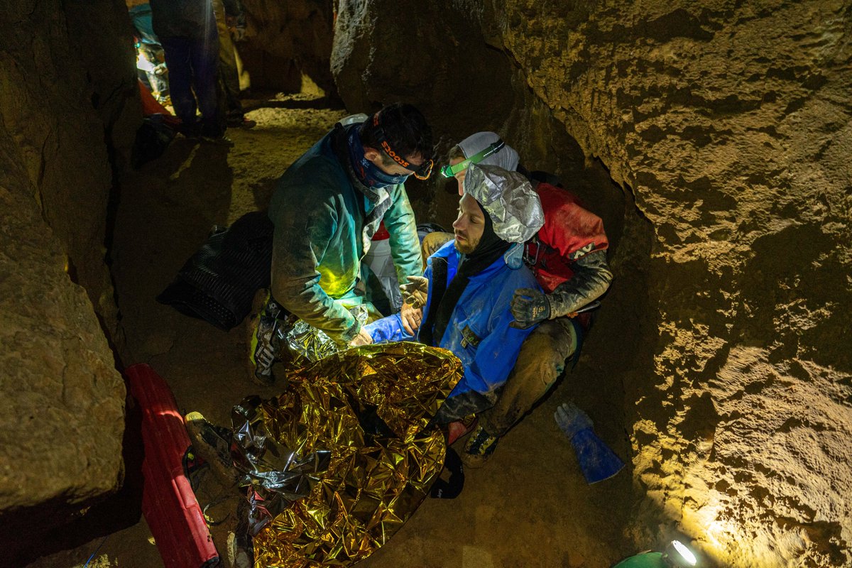 Prefet73's tweet photo. Sous terre, ils étaient jusqu’à 60 personnes dans la cavité pour extraire la victime dans les conditions du réel. https://t.co/L8EzCnQUT4