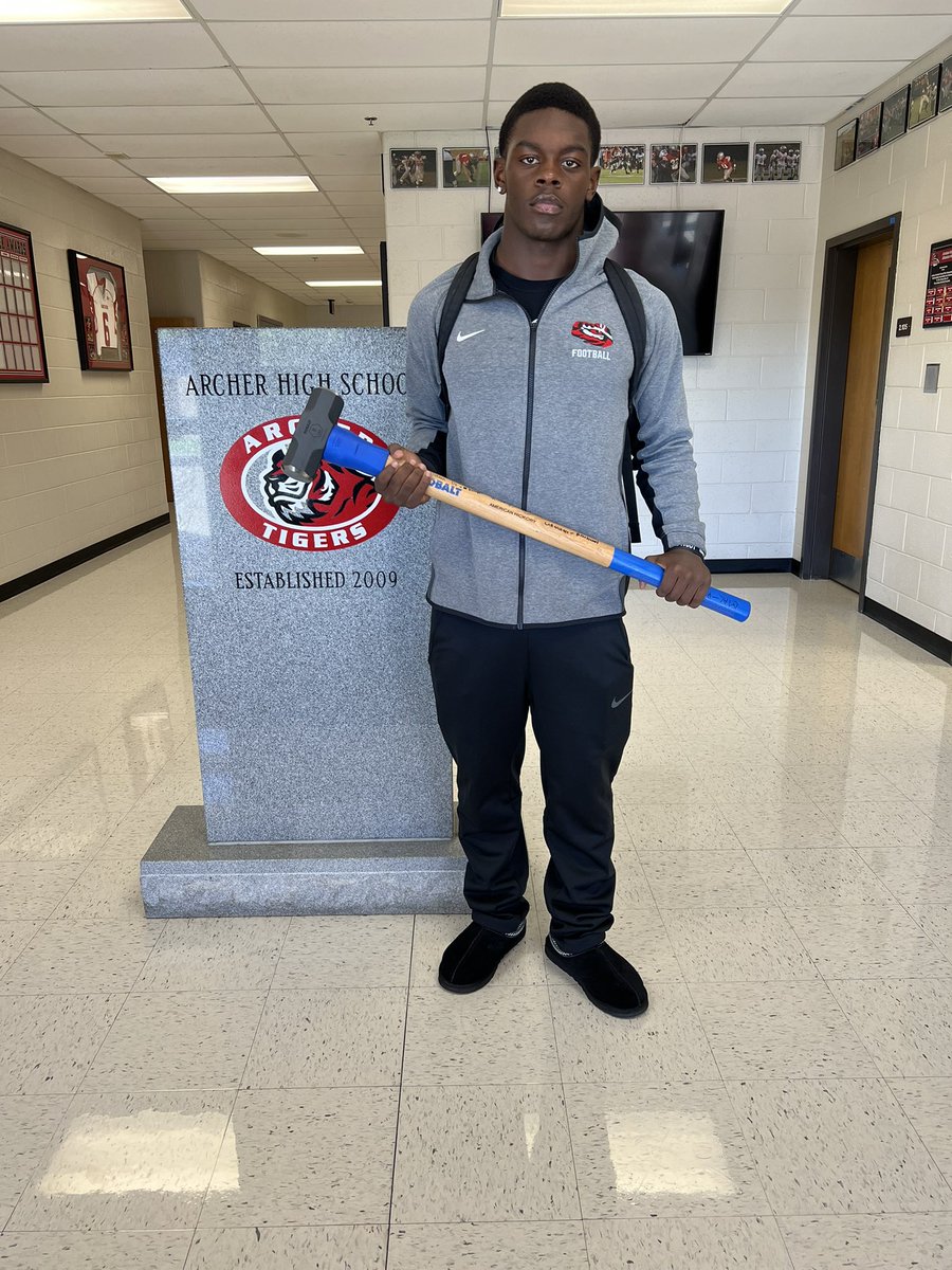 Offense POG 🥇 
<a href="/EmmanuelMcrae/">Emmanuel McRae</a> 
15 rushes 100yds, 1 catch 7yds. Also, the winner of the hammer 🔨 award for his physical play‼️