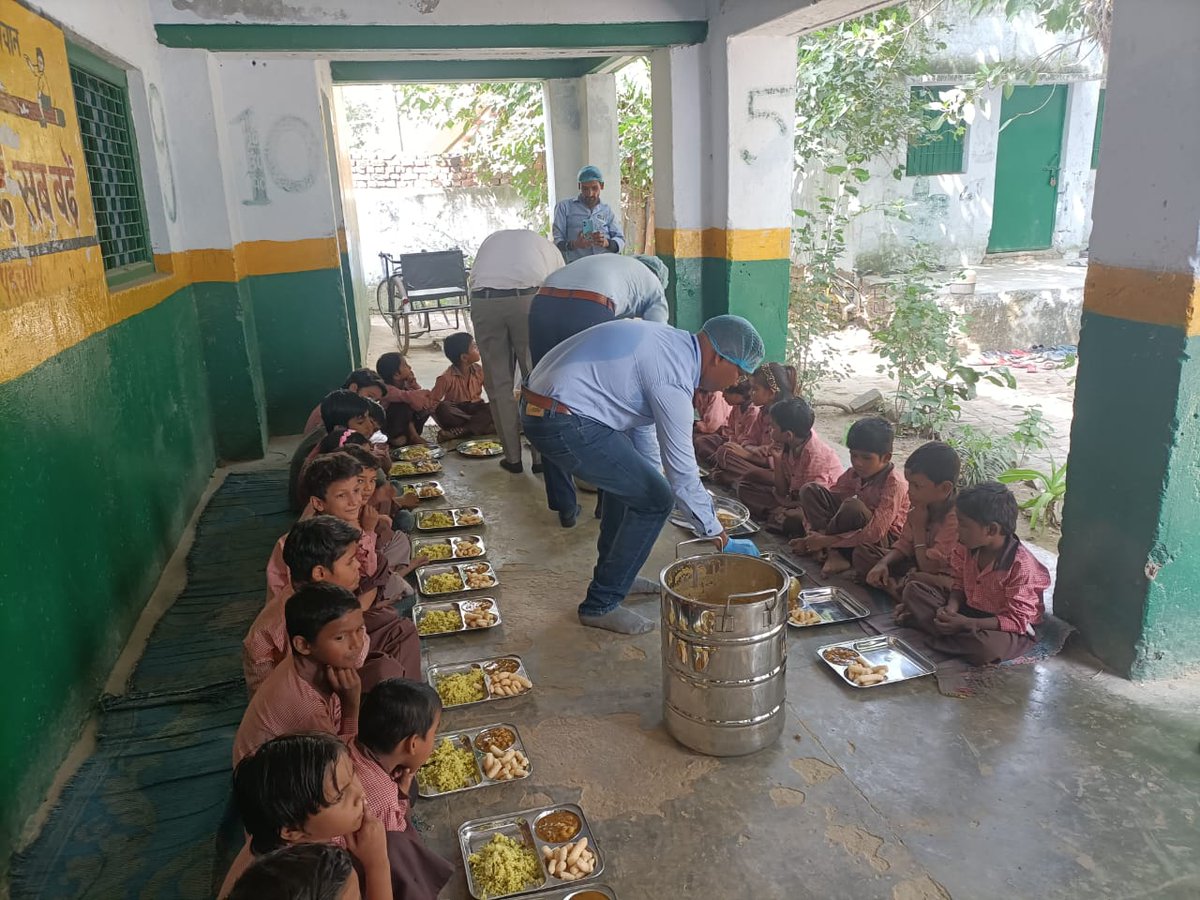 hdfcsec's tweet photo. At @hdfcsec, we believe in making a positive impact beyond business.

Our amazing #team recently had the privilege to join hands with the local community and participate in a heartwarming #CSR initiative in Vrindavan, distributing nutritious food to the underprivileged.

We extend our heartfelt #gratitude to the local #community and partners who made this initiative possible and we look forward to more opportunities to give back to the community.

Sharing a few moments of warmth and kindness captured during the #event.

#HDFCSecurities #CSR #SocialResponsibility