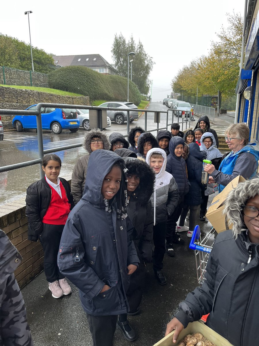 WestminsterBD3's tweet photo. Spring bulb planting in the rain @WestminsterBD3 @WeAreBDAT @EcoSchools https://t.co/bW5CPg4XAu