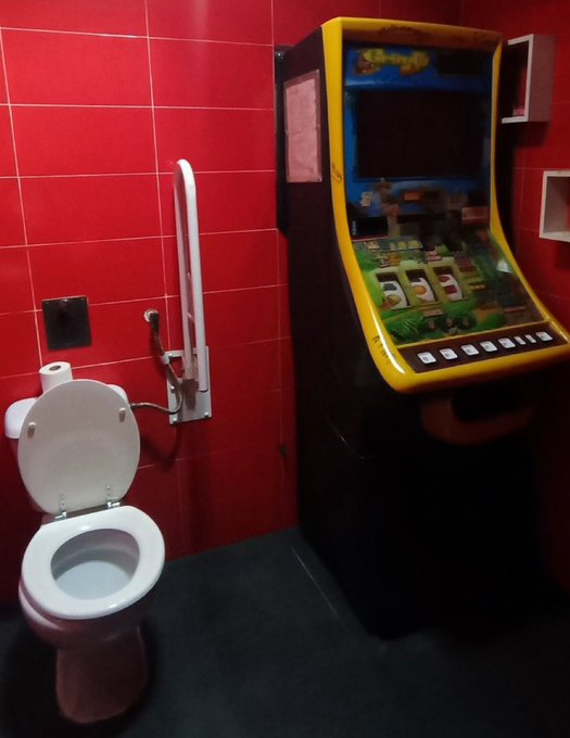 Martinllp1's tweet photo. El baño de Tonali: https://t.co/6akProQto8