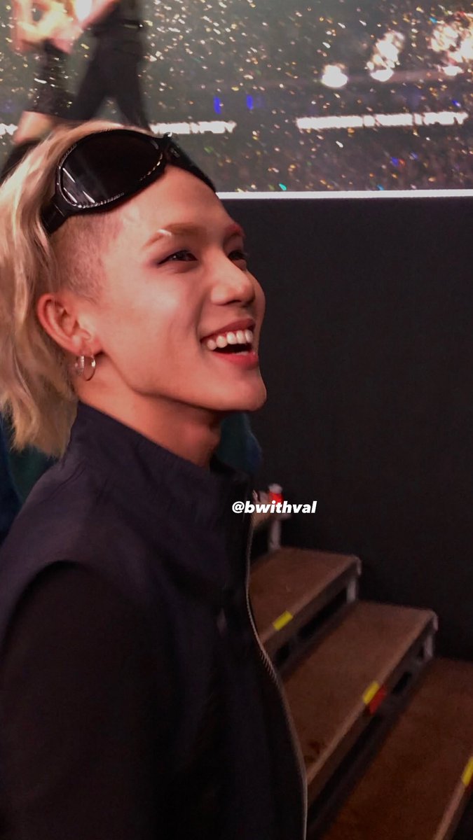 bwithval's tweet photo. but for real who would’ve thought I was gonna be this close to treasure 😭

one of the beat concerts ever
#MCOUNTDOWNINFRANCE #treasure #hyunsuk https://t.co/8AixXDvFqV