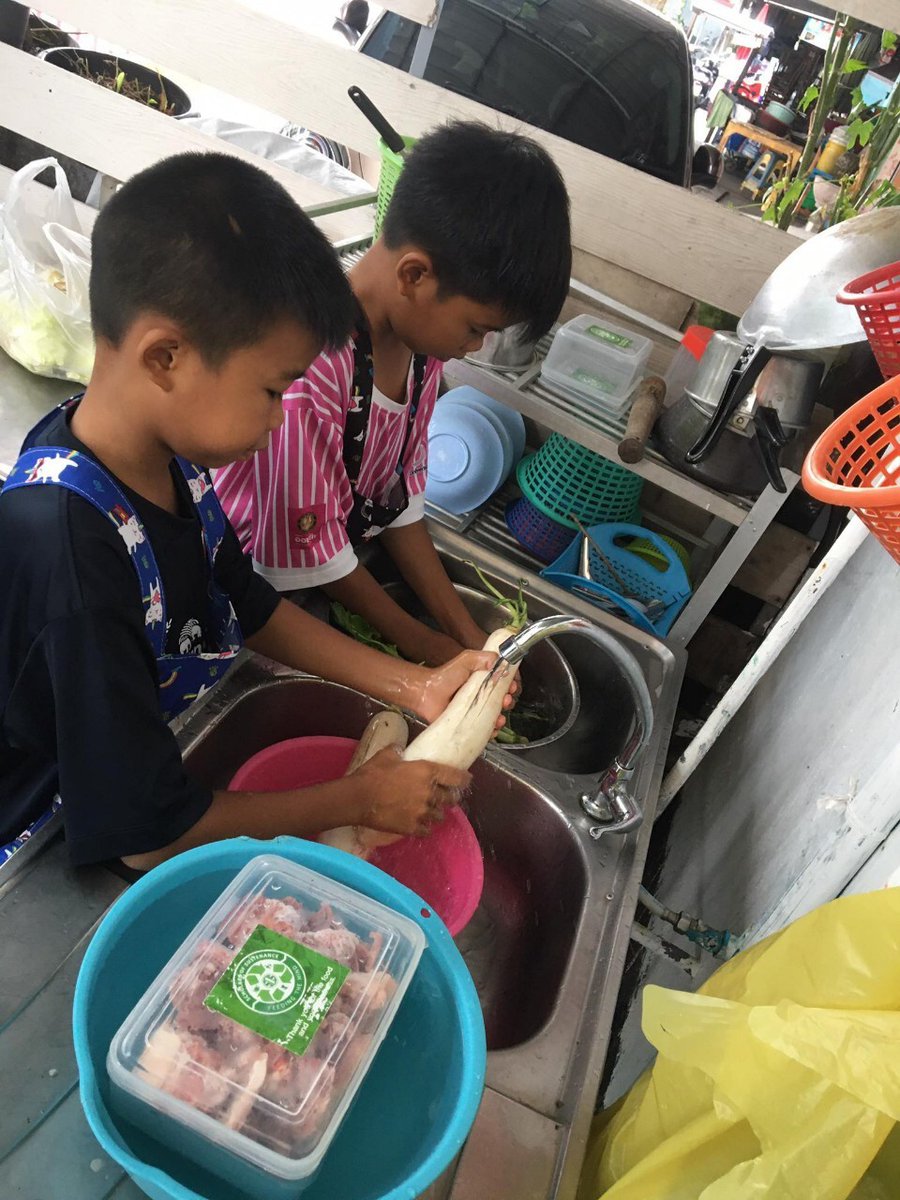 saidek1387's tweet photo. ทางเดอะฮับได้จัดกิจกรรมทำอาหาร🥗🍜🍲😋
โดยน้องๆ เด็กฮับ เป็นกิจกรรมที่ให้พี่ๆ ได้สอนน้องทำอาหารร่วมกัน โดยเป็นเมนูที่น้องอยากรับประทาน ได้เรียนรู้ทักษะการประกอบอาหารและยังได้เสริมสร้างมิตรภาพด้วย
#สายเด็ก1387 #Saidek1387 #HubUpdate #ฮับอัพเดท https://t.co/H2eZRpS1JX