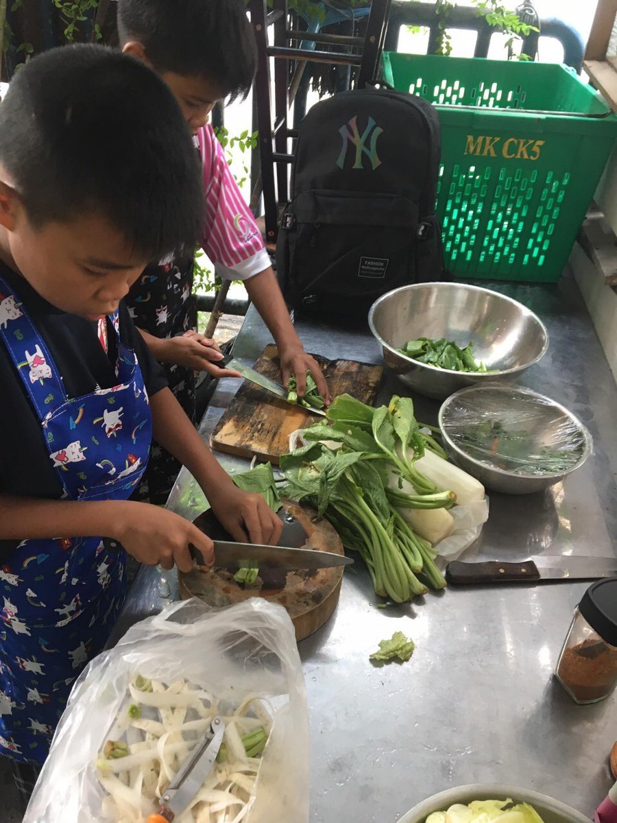 saidek1387's tweet photo. ทางเดอะฮับได้จัดกิจกรรมทำอาหาร🥗🍜🍲😋
โดยน้องๆ เด็กฮับ เป็นกิจกรรมที่ให้พี่ๆ ได้สอนน้องทำอาหารร่วมกัน โดยเป็นเมนูที่น้องอยากรับประทาน ได้เรียนรู้ทักษะการประกอบอาหารและยังได้เสริมสร้างมิตรภาพด้วย
#สายเด็ก1387 #Saidek1387 #HubUpdate #ฮับอัพเดท https://t.co/H2eZRpS1JX