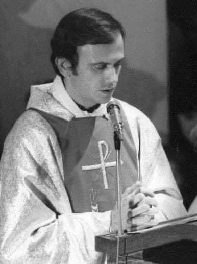 tdfbialon's tweet photo. Dziś przypada wspomnienie błogosławionego księdza Jerzego Popiełuszki. W ostatnim dniu swojego życia, 19 października 1984 roku, podczas różańcowego rozważania w Bydgoszczy, powiedział:

„Obowiązkiem chrześcijanina jest stać przy prawdzie, choćby miała ona wiele kosztować. Bo za prawdę się płaci, tylko plewy nie kosztują. Za pszeniczne ziarno prawdy trzeba czasami zapłacić. Chrześcijanin musi pamiętać, że bać się trzeba tylko zdrady Chrystusa za parę srebrników jałowego spokoju".

Nie wiedział, że to „czasami” miało spełnić się za moment. My to wiemy. I wiemy jak te słowa nie straciły na aktualności.