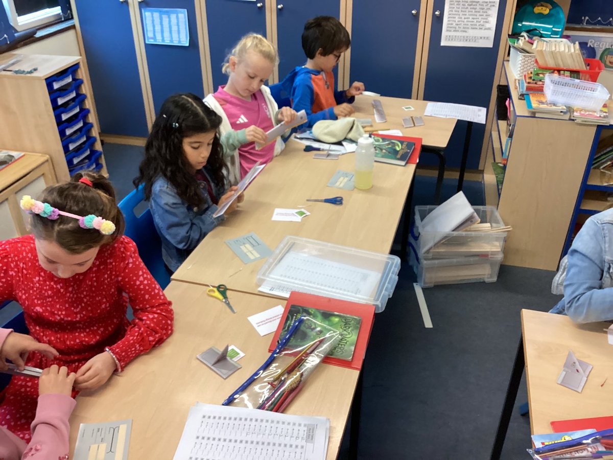 JBPS_Notts's tweet photo. Stem came in today and made some aeroplanes with year 4 #year6takeover https://t.co/OjxRt80gBl
