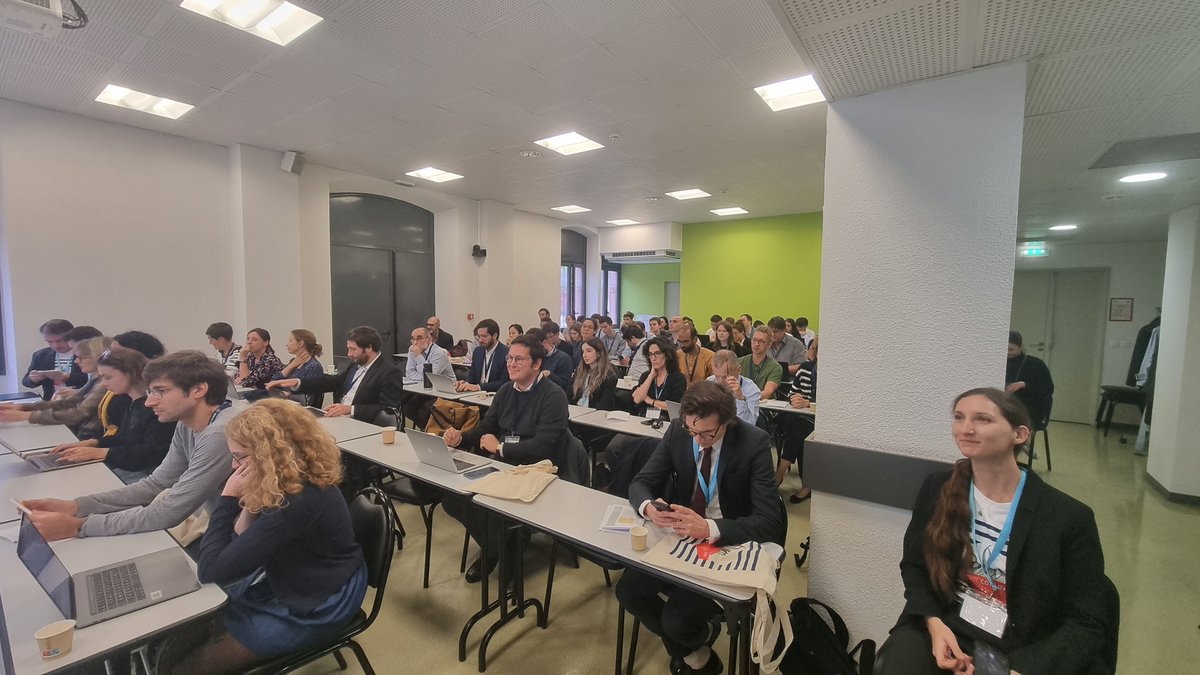 Salle comble pour la première keynote Speaker de la 8ème conférence annuelle de <a href="/AssoFrEcoDroit/">AFED</a> Nataliia Bielova, qui nous présente la thématique de la manipulation en ligne du consommateur.