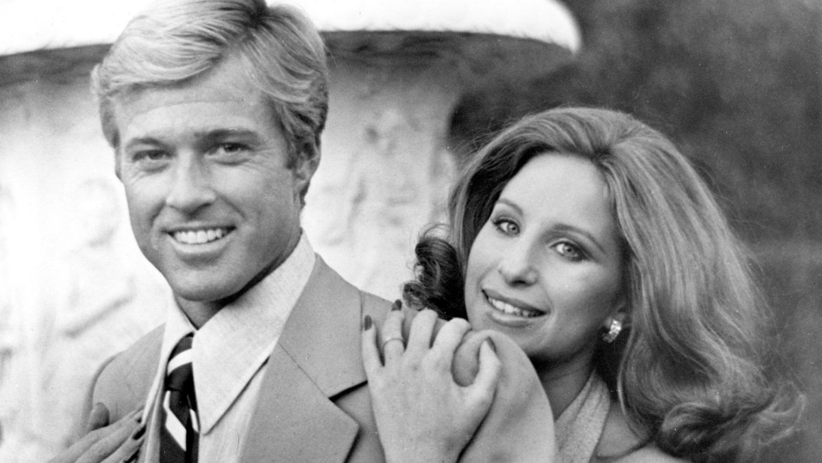 Happy 🎂 today à #TheWayWeWere qui fête ses 50 ans.
Mélodrame imbibé par une aura Fitzgeraldienne ou Pollack oppose idéalisme et pragmatisme pour mieux croquer l'amour passionnée entre Streisand et Redford, déchiré au coeur d'une Amérique divisée et sous le joug du maccarthysme.