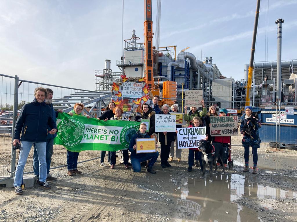 🌳Heute ist der internationale Aktionstag gegen Holzverbrennung. Wälder gehören nicht in Kraftwerke, Herr #Habeck! Intakte Wälder sichern unser Überleben! In 6 Städten finden deshalb Proteste statt.✊ #BigBadBiomass #StopFakeRenewables #Energiewende robinwood.de/pressemitteilu…