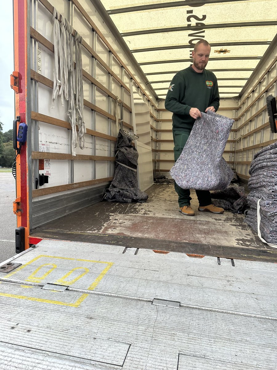 exactmoves's tweet photo. ‘No one has ever become poor by giving’ - Anne Frank

Donating to schools in need via our valued partnership with @bus2sch 

#alwaysbeEXACT https://t.co/37bJU72orA