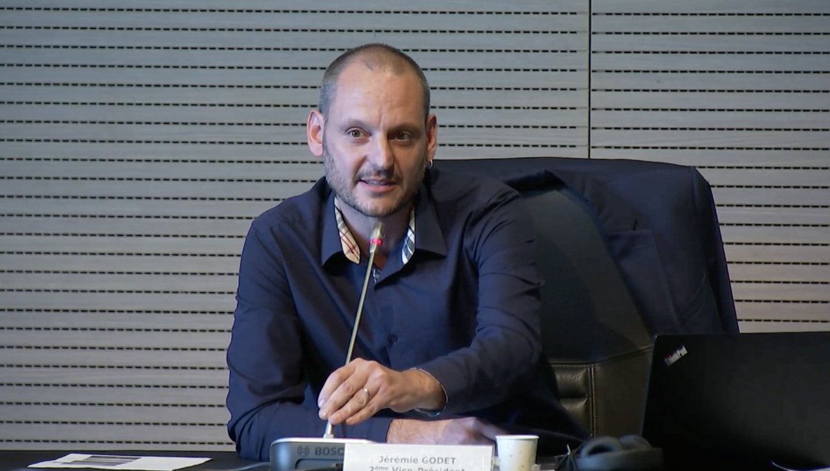 🟢Orientations budgétaires : <a href="/godet_jeremie/">Jérémie Godet 🌻🍉</a> souligne l'engagement de la Région Centre-Val de Loire dans les transformations écologiques 🍃 et sociales 👥 en cours.
📆 2024 sera la 1ère année de pleine mise  en œuvre de l'Agence Régionale Energie-Climat 🌍⚡️🌦️ (AREC)