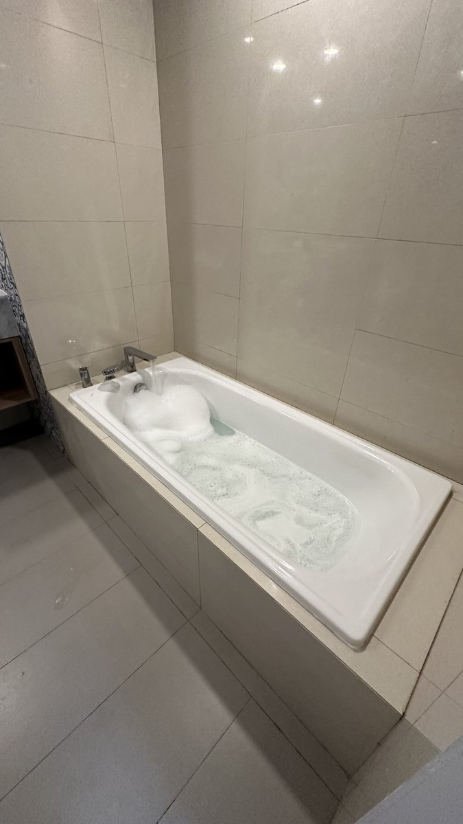 rekomendasi hotel buat yg mau dateng ke konser/event di sekitar Jiexpo/kemayoran. 

under 400k/night (without breakfast) udah dapet kamar seluas ini+ada bath upnya! buat staycation juga enak bgt, view city lightnya bagusss🤍