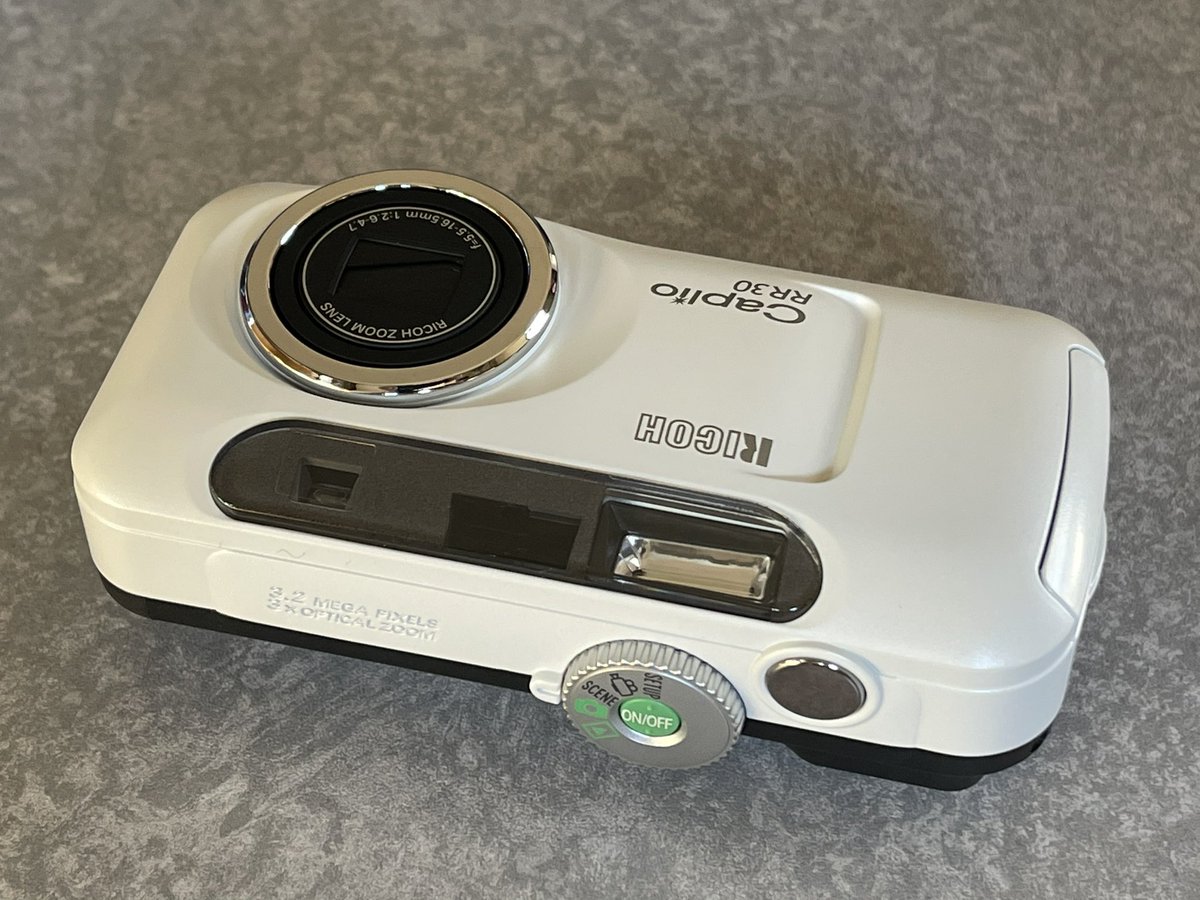 nogutomo's tweet photo. 古いコンデジが若い人の間で人気なのか、画質が悪いのがエモいって。Caplio RR30(2002年発売)は単三使えるのがいい。背面液晶がEVF用かと思うくらい小さいのもイイ。いろんな意味で転換のキッカケを作った思い出深いモデルなのでR。(写真はエモくない) #caplio #RR30 https://t.co/sRiShf6gmb
