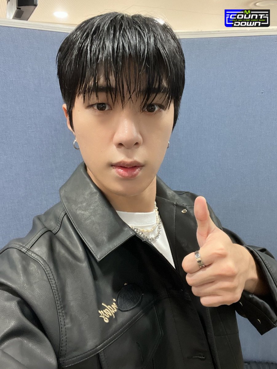 오늘 날씨.... 청량하네....💙
이제 계절을 4분기 아니고 5분기로 나눠야 하지 않을까?👀
온옾 노래를 듣는 계절을 하나 더 추가해야하지 않을까?👀
바로 오늘 같은 날 엠카 무대를 돌려보며 
이 사랑의 계절을 즐겨야하지 않을까?🥰
#온앤오프 #ONF #바람이_분다 #Love_Effect