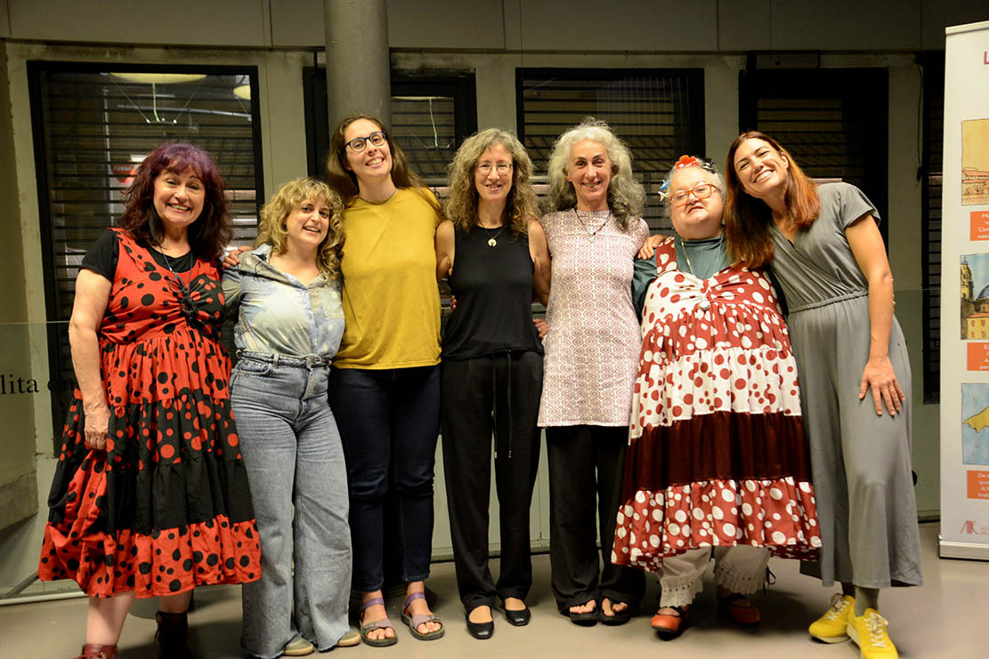 AccioCulturalPV's tweet photo. Ahir compartírem la vesprada amb dones involucrades en diferents arts escèniques, en una conversa enriquidora, coincidint a dir que la necessitat de contar històries que ens interpel·len implica, també, dir-les des de la llengua pròpia, que esdevé una decisió, també, política. https://t.co/oiAmYKaCUE