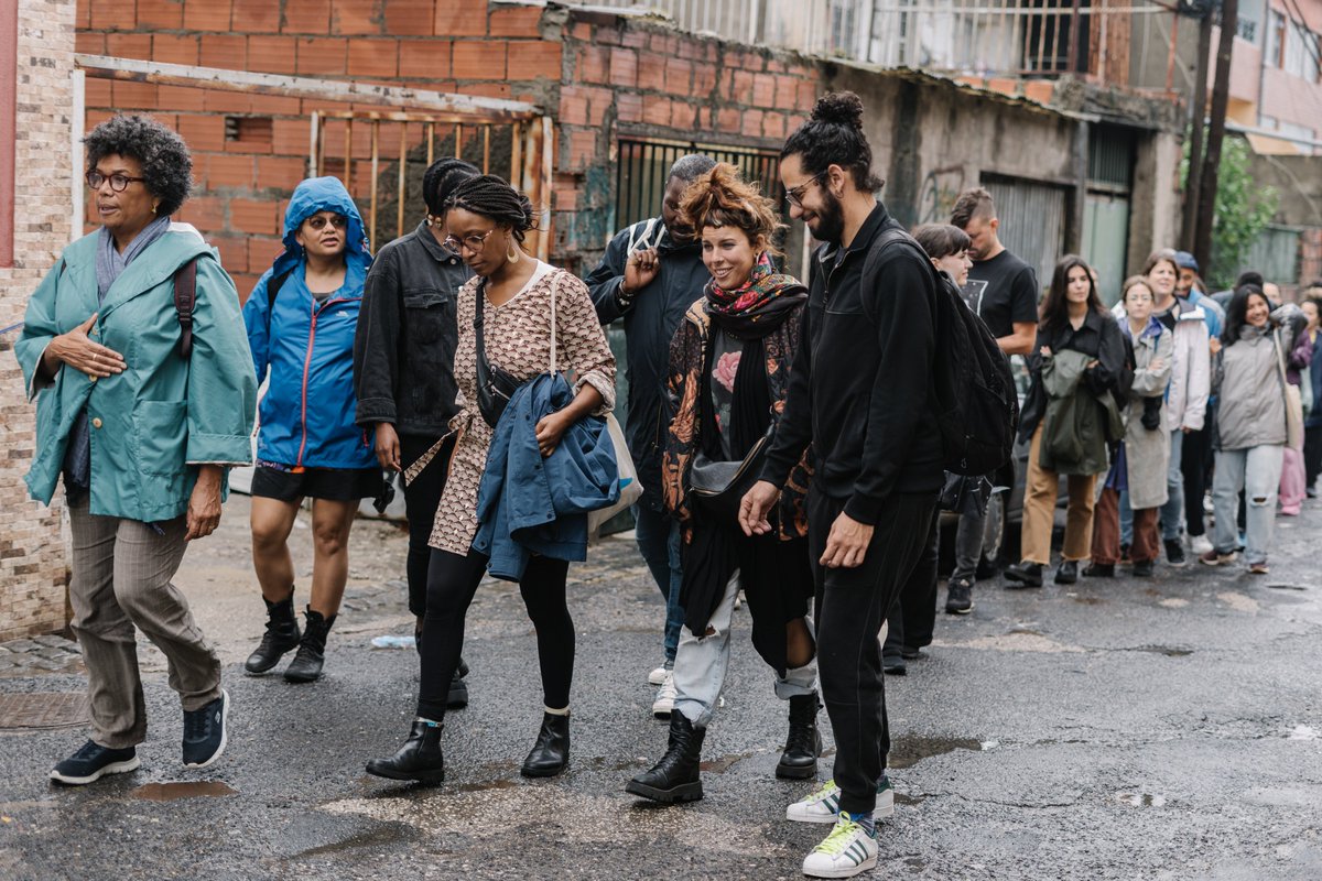 manifesteu's tweet photo. ✨Presenting the highlights of the African Lisbon Tour!
Mimas, a tourist guide from Cova da Moura, took the artists on a walk while explaining the artistic and cultural scene of the area.
#LisbonArtisticResidency #ManifestEU #Manifestjourney https://t.co/ikPZzL9SYH