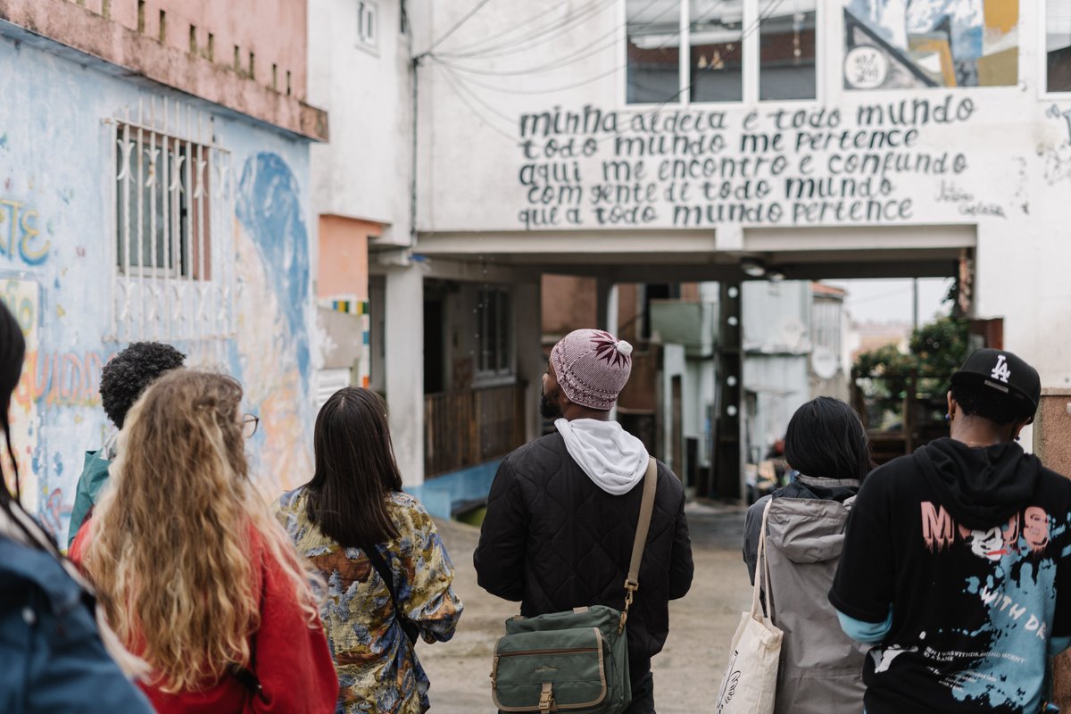 manifesteu's tweet photo. ✨Presenting the highlights of the African Lisbon Tour!
Mimas, a tourist guide from Cova da Moura, took the artists on a walk while explaining the artistic and cultural scene of the area.
#LisbonArtisticResidency #ManifestEU #Manifestjourney https://t.co/ikPZzL9SYH