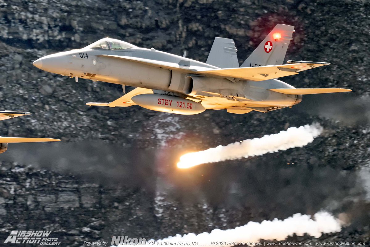 Airshow_Action's tweet photo. 17th of Oct. 2023 Axalp 🇨🇭Switzerland
Training day today!!! 👍
And GREAT weather!!
Testing out the new firmware of Nikon Z9 with the new airplane detection mode.
With mountains in the background works perfectly!😮
#Nikon #Z9 #New #Airplane #AFDetection https://t.co/TERdV7fLWX