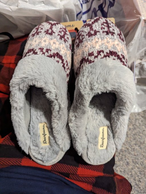 @BlackxRose92 I got my new slippers! I'm wrapping them to give to myself for Christmas 🤣 https://t.c<a class="tags" href="/tag/blackxrose92">@blackxrose92</a>