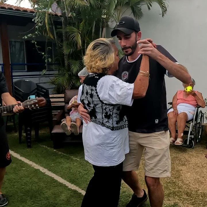 AtleticanaRev's tweet photo. Hoje relembramos uma ação social diferente das habituais. Estivemos no @casteloforte.bh, levando um café da tarde delicioso, oficinas de música, amor e companhia. Tivemos ainda a participação do @institutogalo, @mascotegalodoido e do nosso Rei e  ídolo máximo @reinaldo.rei9. https://t.co/7k33ouV2L3