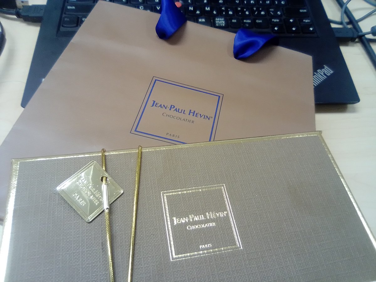 【今日のおやつ】
昨日、インターンで来てくれている子の服が茶色に青色のチェックでどうしてもジャンポールエヴァンを連想させるので、昨日買いに行ってきました🍫
採用チームでおいしくいただきました🙏🎊
秋のフレーバーも出てたのでまた食べたいなー🍫

#NoSchool広報のつぶやき