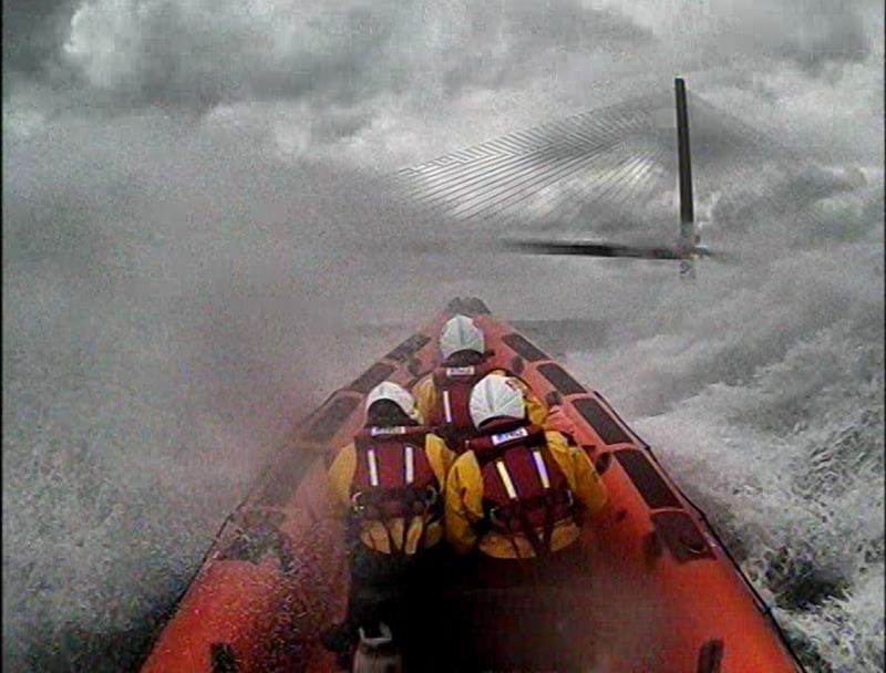 💨 #StormBabet safety advice: 🌊 Stay clear of harbour walls, rogue waves can sweep you off your feet. 🚫 📷 Don’t take risks for photos. 🐕 Keep furry friends on a lead. 📞 For coastal emergency dial 999, ask for the Coastguard. #safetyadvice #staysafe 📸 Queensferry RNLI