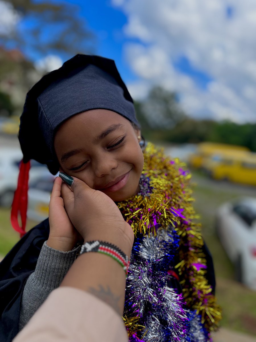 A graduate! 👩‍🎓 To many more princess! Everyone say Congrats Deli ❤️