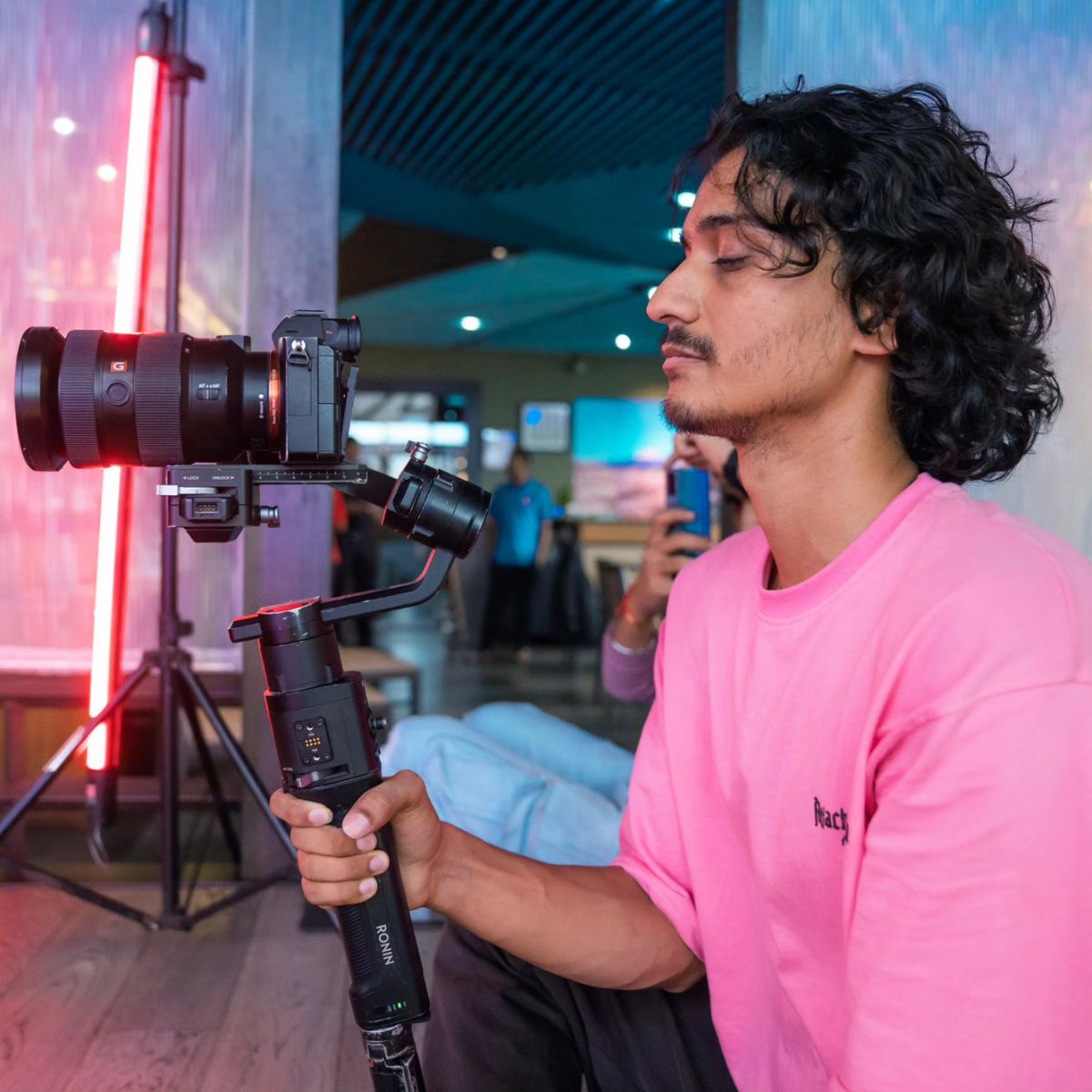 sarahhiro's tweet photo. BTS of shooting for Music video of upcoming India-Japan🇮🇳🇯🇵 collabo fusion song "Sakura Ka Toofan"
📸 Akash Singh
🎥 Mohit Panwar
🌸🌪 @sarahhiro @hiphopibex
🍣 Kofuku Mumbai
@piano_flava
Special thanks to:
Kofuku team
Sound Chapel Studio
#sakurakatoofan #japaneseinindia https://t.co/4EEuyzFKbO