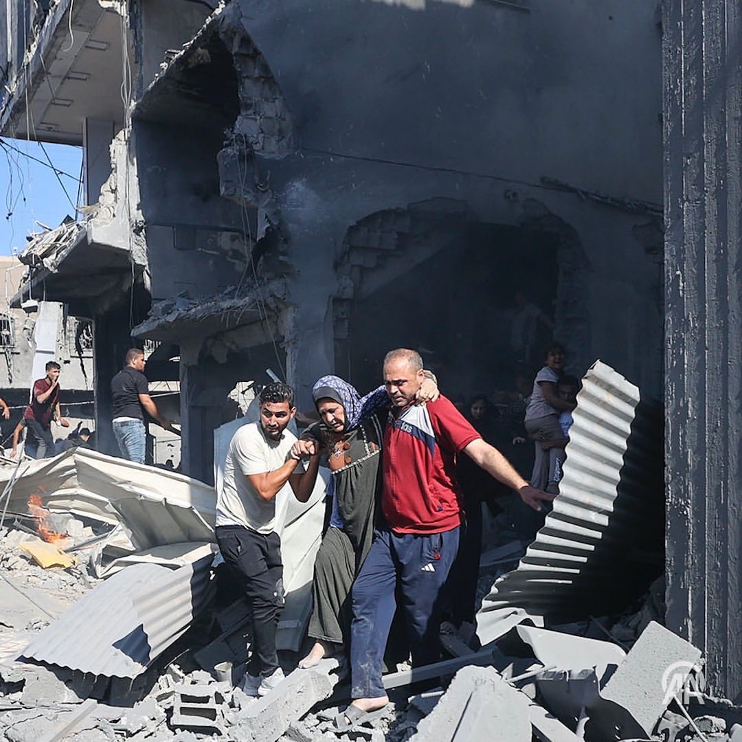 readbyuna's tweet photo. so proud of our palestinian men. helping pulling out people from rubbles, collecting dead bodies, comforting babies. they’re all such strong people.

prayers for the people of palestine. all of them. https://t.co/fm7mCad8MH