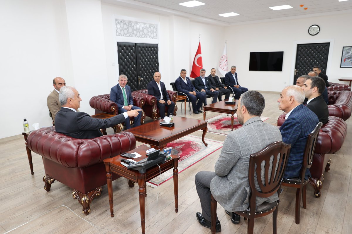 Muş Ovası Muhtarlar Derneği Başkanı Turan Süme ve beraberindeki muhtar heyeti, Valimiz  Sayın <a href="/Avnicakir/">Avni Çakır</a>'a ziyarette bulundular.

Sayın Valimiz, ziyarette bulunan muhtarlar nezdinde ilimizde görev yapan tüm muhtarların 19 Ekim Muhtarlar Günü'nü kutladı.
📍Muş Valiliği