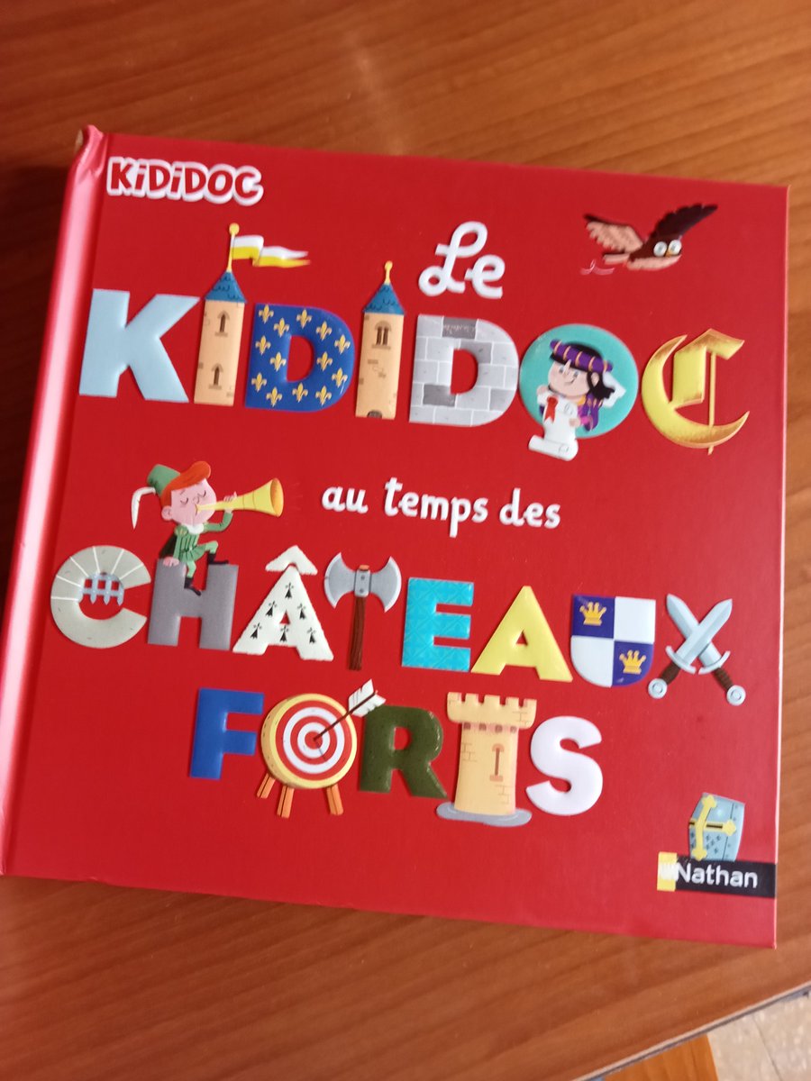 Vient de sortir ce "Kikidoc au temps des châteaux forts", écrit par <a href="/oMulta_Paucis/">Priscille Lamure</a> et publié par <a href="/NathanEditions/">Editions Nathan</a>. Un thread pour vous présenter l'ouvrage, et... un concours pour gagner un exemplaire à la fin ! #histoire #medievaltwitter