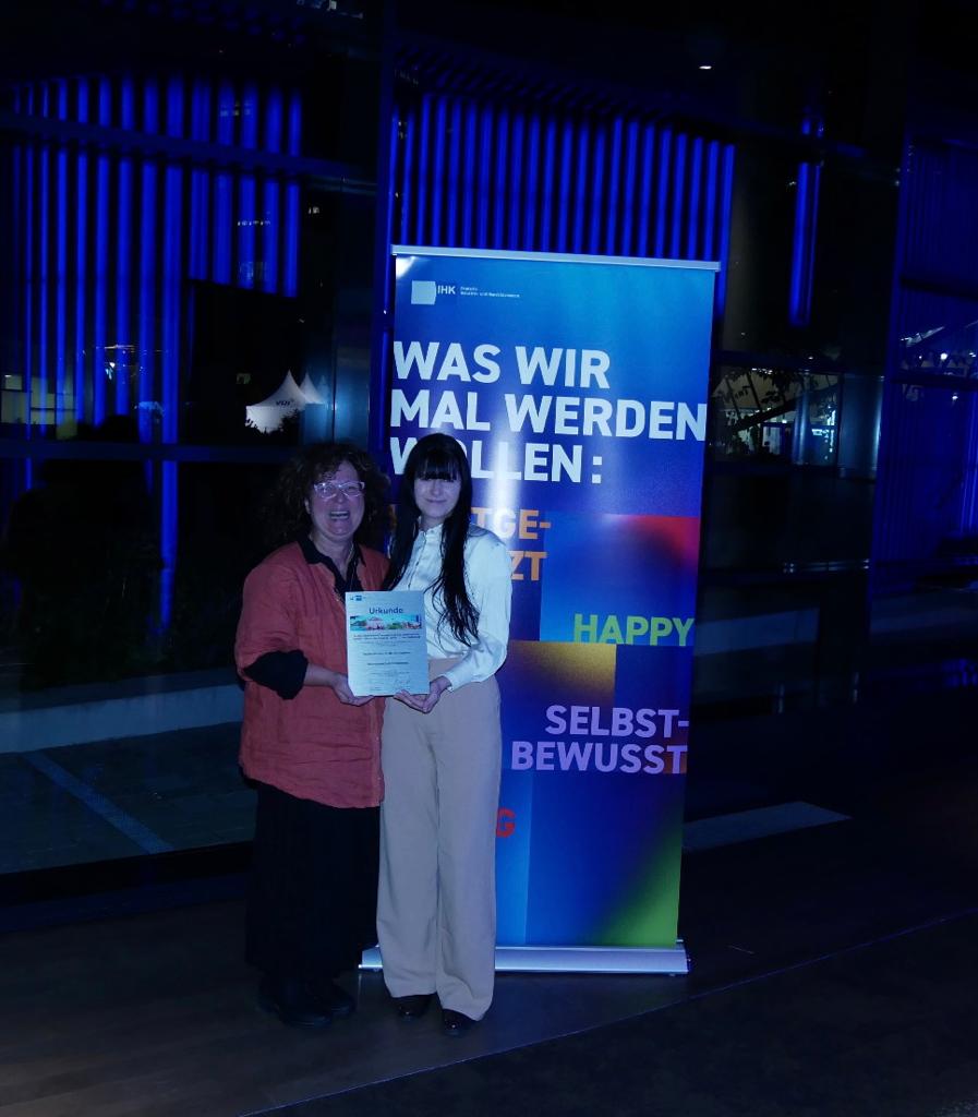 🎉 Wir gratulieren unserer Mitarbeiterin Isabelle Boley, die im Rahmen der Bestenehrung der @IHK_Bonn als Beste in dem Ausbildungsberuf Kauffrau für Büromanagement 2023 geehrt wurde. Herzlichen Glückwunsch!