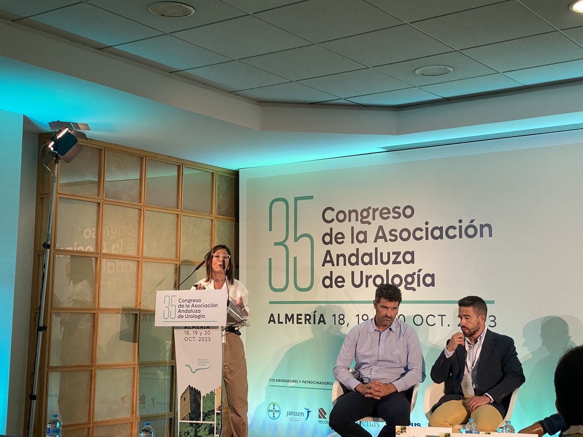 Se inicia la mesa sobre Cáncer de Próstata en el #35Congreso de la @AAUrologia El Dr. Sáez y la Dra Saiz nos hablan sobre la vigilancia activa con criterios expandidos y el papel de la cirugía en la enfermedad de alto riesgo, avanzado y cN1