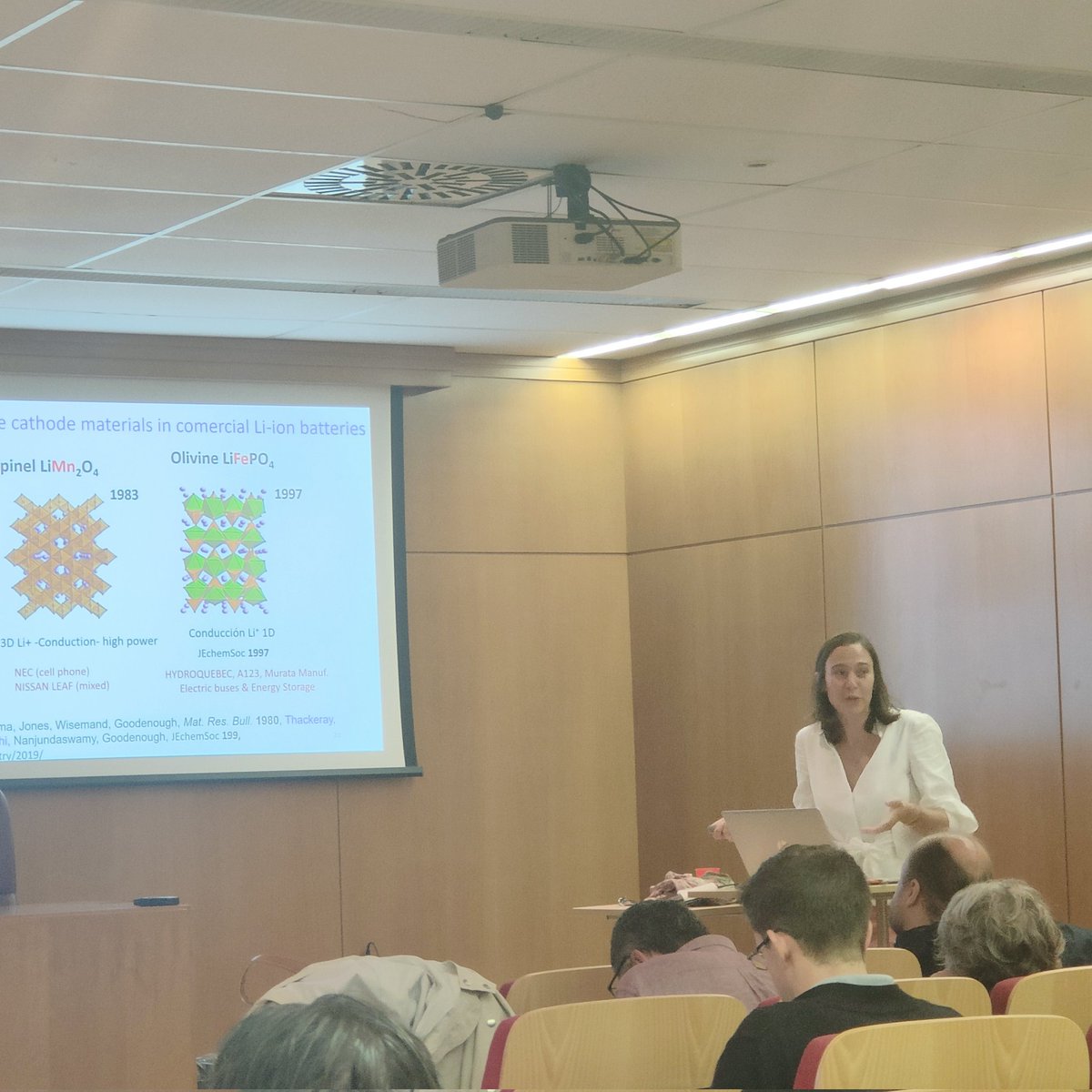 CristinaAdnDel1's tweet photo. Hoy empieza la tercera edición del curso internacional 🦇SUPERBAT 🦇 "#Batteries and #Supercaps" organizando por @unicomplutense  @RSEQ_STMadrid y @CSIC.
Elisabeth del Castillo ha abierto el curso con un completo resumen sobre las baterías presentes y las futuras.
@PCPSNM_QI_UCM https://t.co/8NGt45qqrA