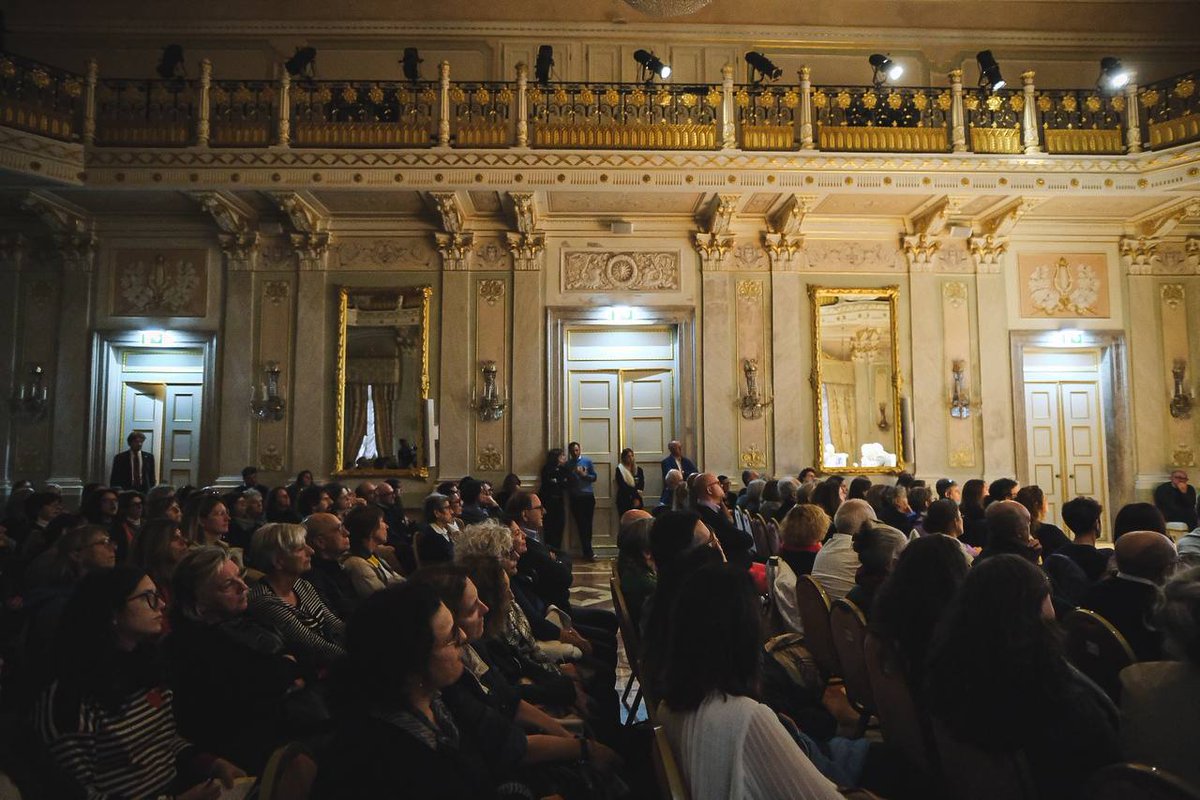 Le splendide Sale Apollinee del Teatro La fenice hanno accolto un pubblico numeroso, ieri sera, che ha ascoltato il racconto di Tony Wheeler, Beppe Severgnini e Maureen Wheeler, nel segno dell'esperienza del viaggio e di @lonelyplanet #Festivalidee #Elogiodellincertezza