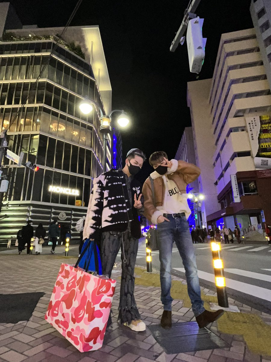 sukdoby's tweet photo. from Tokyo to Paris date. it's always them, Dobby &amp; Hyunsuk 💜💛
 도최 #최현석 #CHOIHYUNSUK #DOYOUNG #도영 #dosuk #트레저 https://t.co/yDk9wWW754