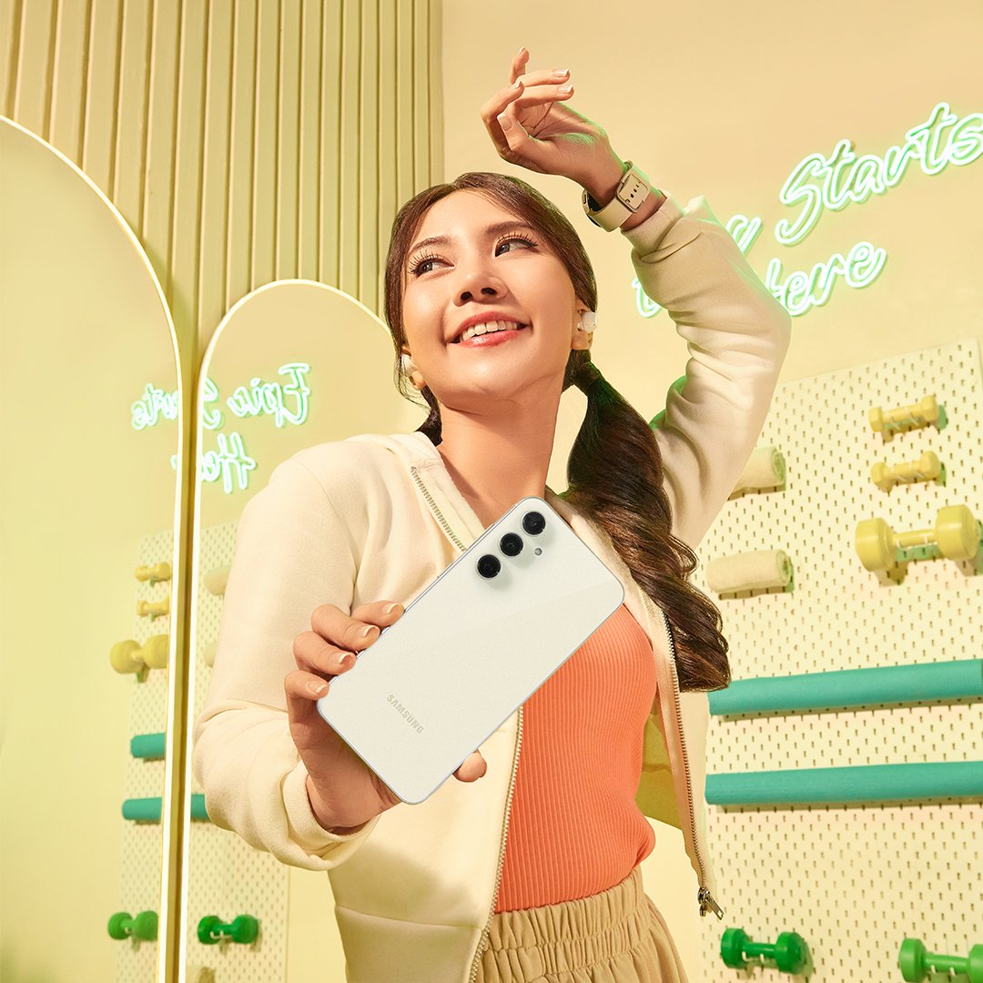 samsungID's tweet image. Natya Shina is blasting her healthy lifestyle with the new #GalaxyS23FE &amp;amp; epic ecosystem, especially the #GalaxyBudsFE that connect seamlessly! Who's following her epic journey?🙋🏻

Epic offers up to 1.3mio + cashback + Samsung Care+ disc on:spr.ly/S23FE-TW-191023 #EpicStartsHere