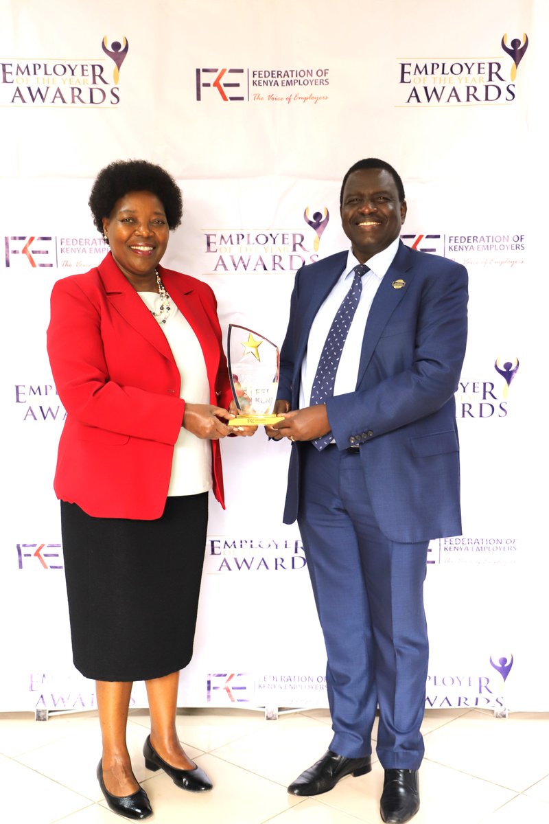 jacquelinemugo's tweet photo. This morning I was  delighted to present  to Dr Julius Kipng'etich, Group CEO Jubilee Insurance,  the 1st Runner Up trophy  in the Leadership and Governance category of the just concluded Employer of the Year Awards 
Hongera to @JubileeInsKE and All the 2023 EYA Winners https://t.co/S7Dj592skT