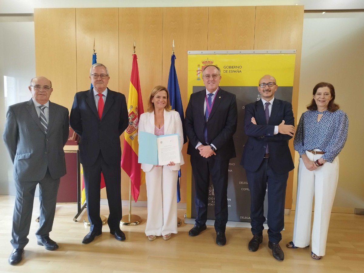 Entrega del Memorando Valenciano por Europa 🇪🇺 a la Delegada del Gobierno <a href="/pilarbernabe/">Pilar Bernabé /❤️</a> ➡️ quién entregará el documento al Ministro de Exteriores.
✅ Asisten en representación del #ICAV los diputados 3°, 9° y 11° de la JG <a href="/VicenteIborAsen/">Vicente Ibor Asensi</a>, <a href="/SalvaSilvestreC/">Salvador Silvestre</a>
y <a href="/MTPiquer/">Maria Piquer</a>