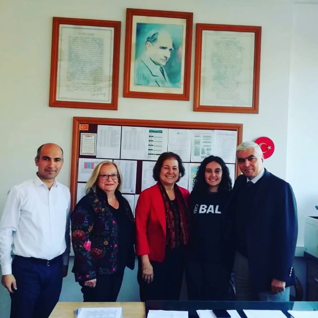 AFSTurkiye's tweet image. 🎒AFS ile ülkemizde konuk olan Endonezya ve İtalya’dan öğrencilerimizi okullarında ziyaret ettik.

Öğrencilerimizin AFS deneyimlerine kucak açan Bursa Anadolu Lisesi ve Bursa Uğur Okulları'na misafirperverlikleri için teşekkür ederiz.❤️ 

#TürkKültürVakfı #afseffect #afsprograms