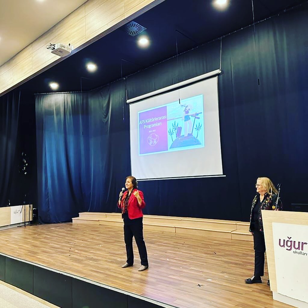 AFSTurkiye's tweet image. 🎒AFS ile ülkemizde konuk olan Endonezya ve İtalya’dan öğrencilerimizi okullarında ziyaret ettik.

Öğrencilerimizin AFS deneyimlerine kucak açan Bursa Anadolu Lisesi ve Bursa Uğur Okulları'na misafirperverlikleri için teşekkür ederiz.❤️ 

#TürkKültürVakfı #afseffect #afsprograms