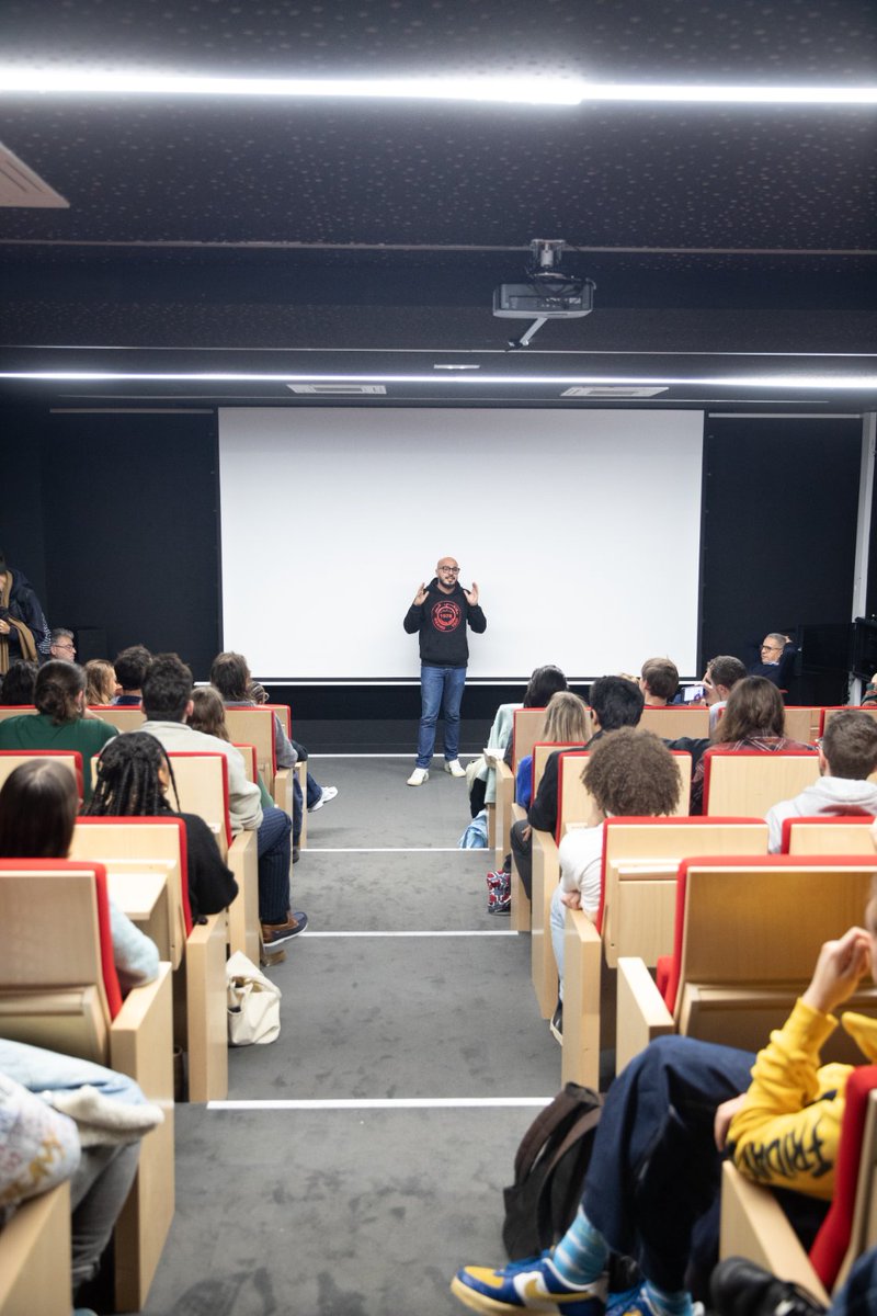 Chaouki El Ofir, Réalisateur et ancien élève du CLCF, a présenté aux étudiant.e.s le premier épisode de sa série, "Bghit Hyatek".

Succès au Maroc, ayant cumulé 314 millions d'impressions dans le monde, la série a remporté le prix de la meilleure série au Festival Dakar Series.